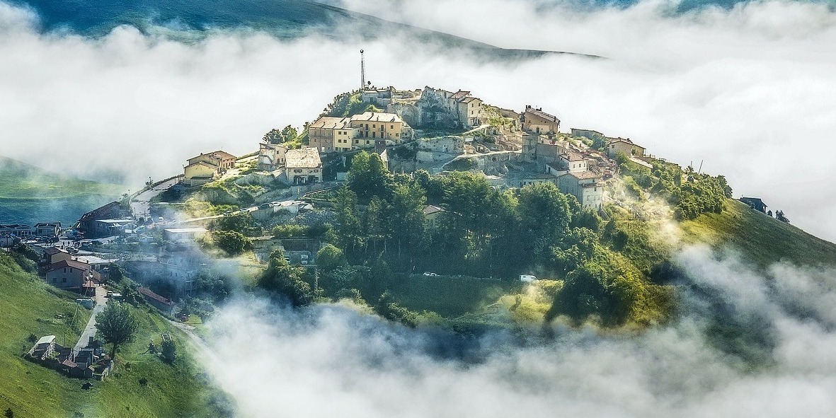 vista dell'alto di una cittadina in umbria