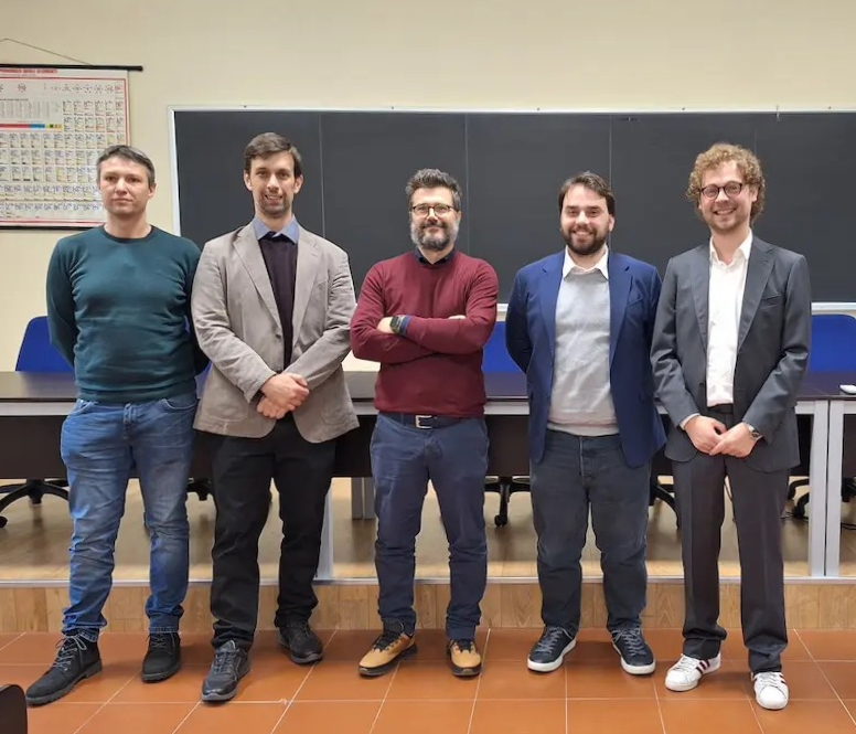 foto di gruppo che mostra Antonio carabillò e altre persona in un aula universitaria