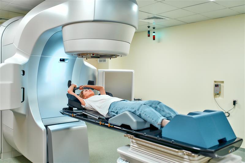 Concentratore di raggi X duri per radioterapia