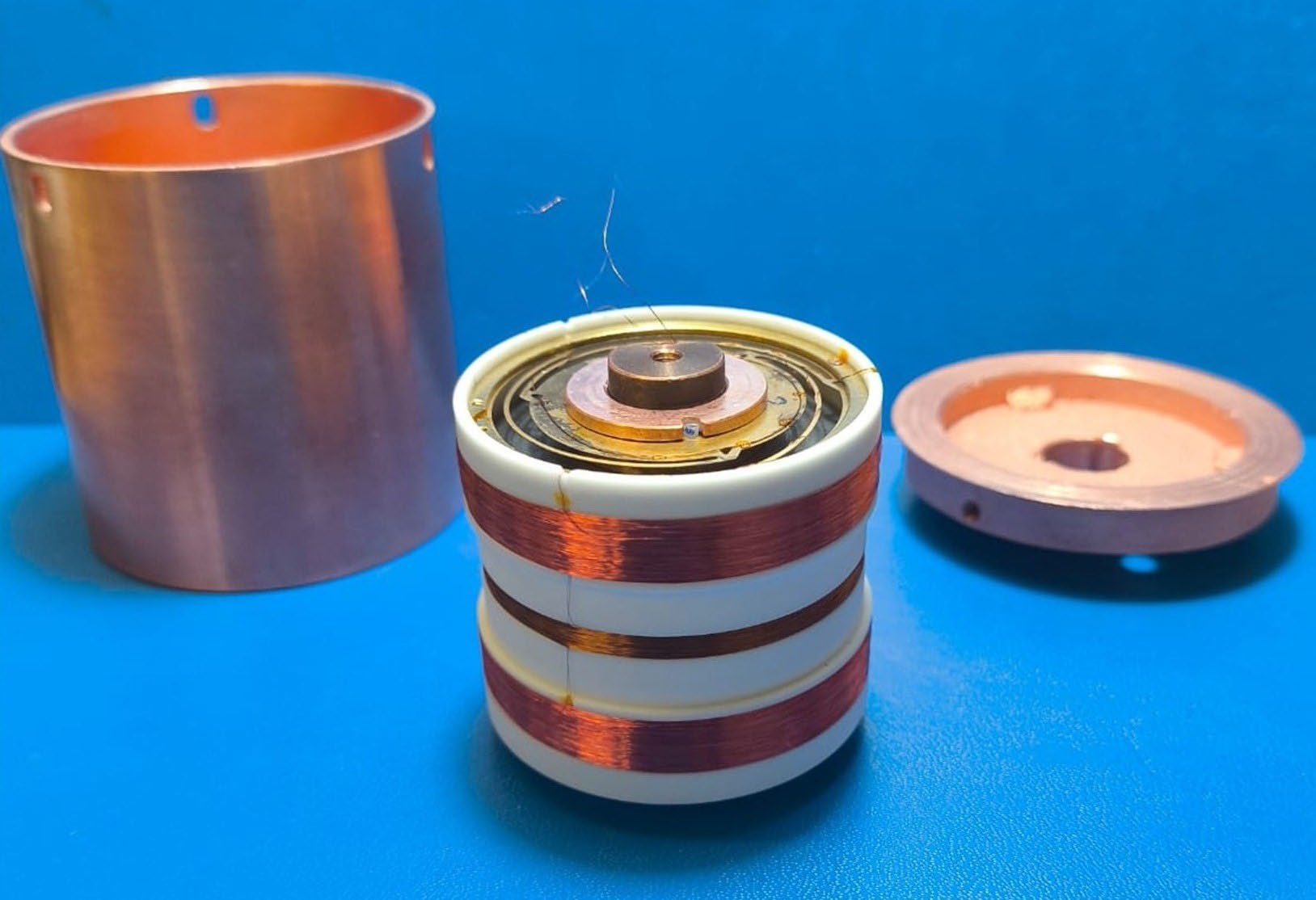 Cryogenic geophone with constant response between room temperature and temperatures close to absolute zero