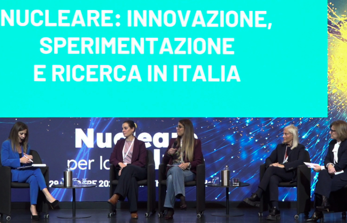 cinque donne sedute su poltroncine. la prima a sinistra ha in mano una cartellina, la seconda ha le gambe accavallate e le mani in grembp, la terza tiene in mano un microfono e sta parlando, la terza ascolta con le mani in grembo, lultima a destra tiene in mano un quaderno. sullo sfondo , la scritta bianca su sfondo verde chiaro: Nucleare: innovazione, pserimentazione e ricerca in Italia