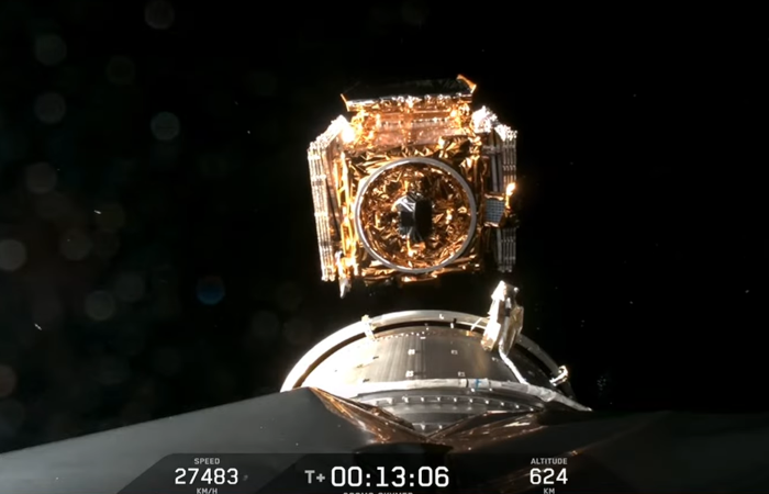 immagine del rilascio del satellite nello spazio con sovraimpressi i dati di velocità e tempo missione