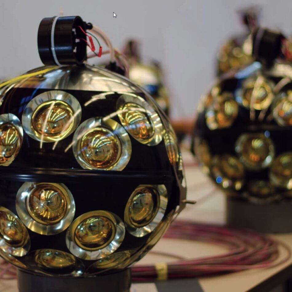 Km3NET detection unit di KM3Net: una sfera di vetro che contiene dei fotomoltiplicatori