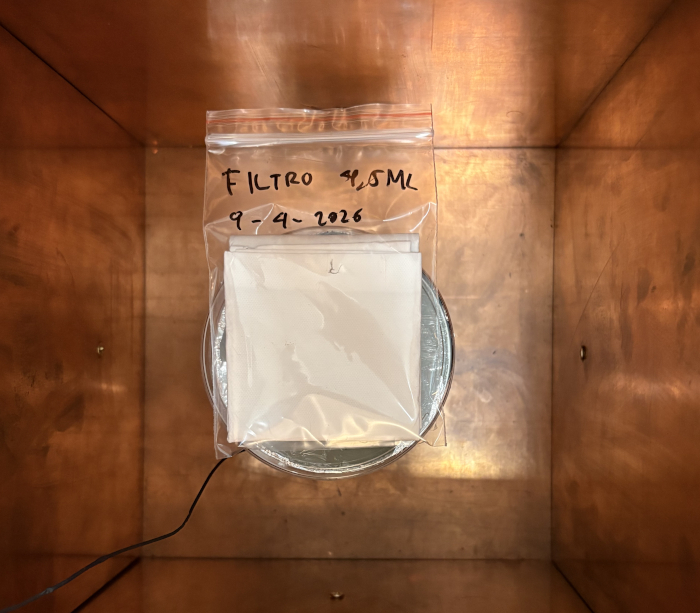 Interior of a parallelepiped-shaped cavity with copper walls, containing a filter in a transparent plastic bag